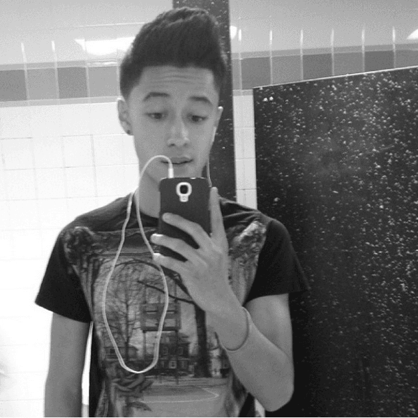 Su pasión por la música la descubrió desde que era muy pequeño y esto fue gracias a la ayuda e inspiración que le brindó su padre.