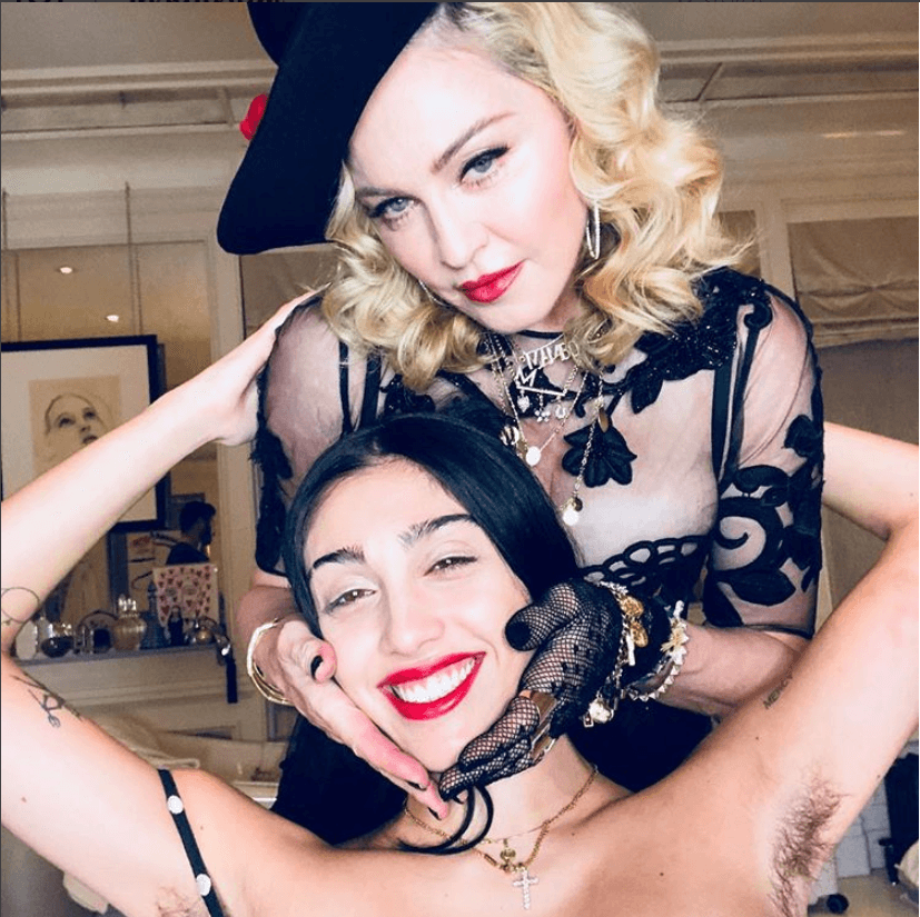 Madonna posteó esta imagen en su cuenta de Instagram junto a su hija de 21 años, Lola Leon, donde ambas le daban la bienvenida al 2018. Sin embargo lo que más llamó la atención de la fotografía fue que Lola mostró sus axilas sin depilar, por lo que los comentarios, tanto negativos como positivos, no se hicieron esperar.