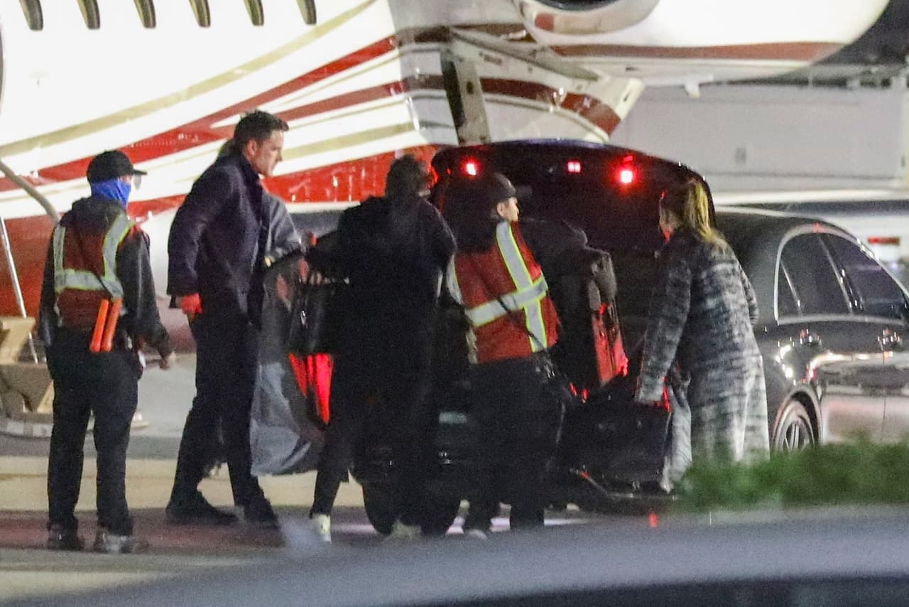 Después de haber sido vistos como una misma familia pidiendo dulces o truco, Jennifer López y el actor fueron fotografiados por la noche abordando un jet privado. 
<br>