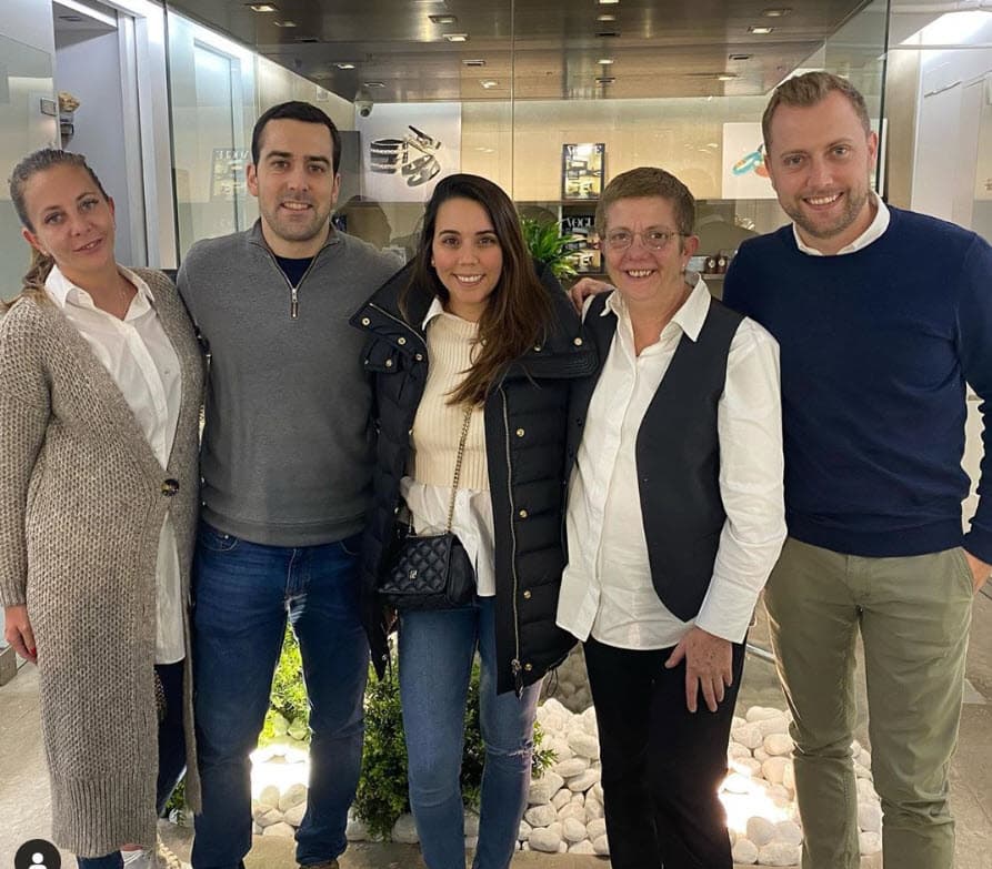 La última foto que Nicolle Gil publicó con su marido en su cuenta de Instagram fue fechada el pasado 1 de febrero en Barcelona. 
<b><a href="https://www.instagram.com/p/B8CXMCkpTTh/" target="_blank">En la imagen</a></b>, la pareja posa junto a los diseñadores del 
<b><a href="https://www.univision.com/famosos/la-hija-de-julian-gil-felicita-a-su-marido-diciendole-que-es-el-amor-de-su-vida-y-su-papa-le-reclama-fotos" target="_blank">anillo de compromiso</a></b> que Ariño le dio a la hija del actor.
<br>