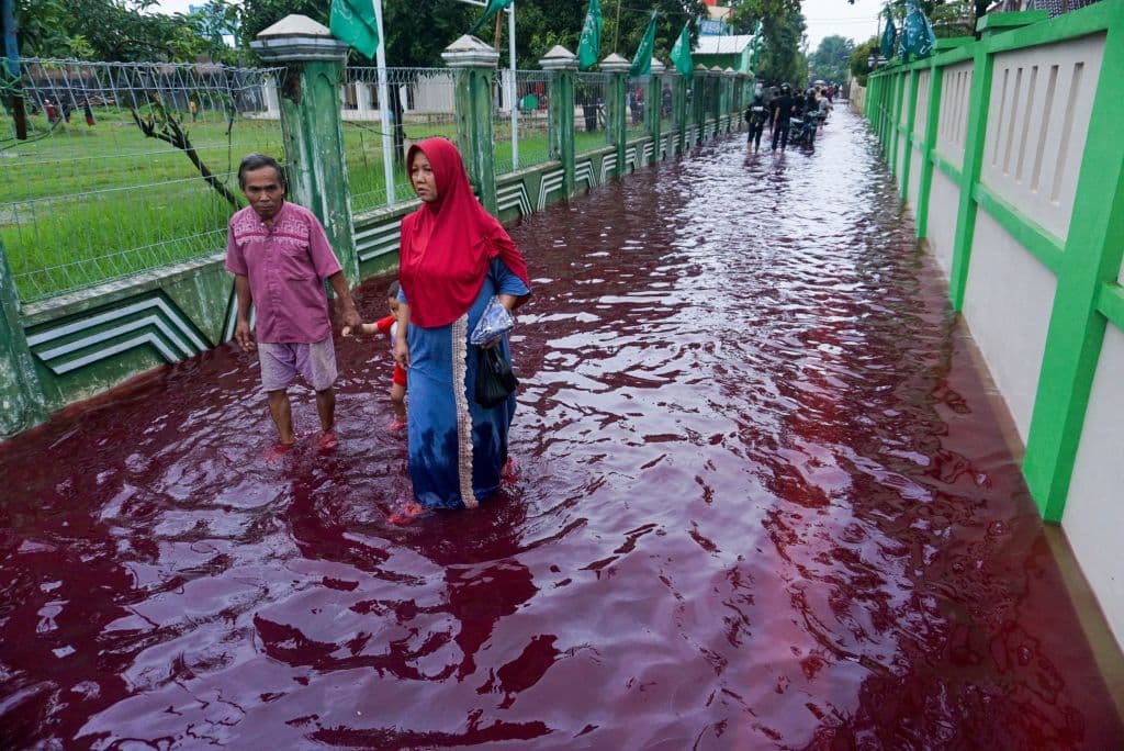 Calles de una comunidad de Indonesia se inundan con aguas color rojo