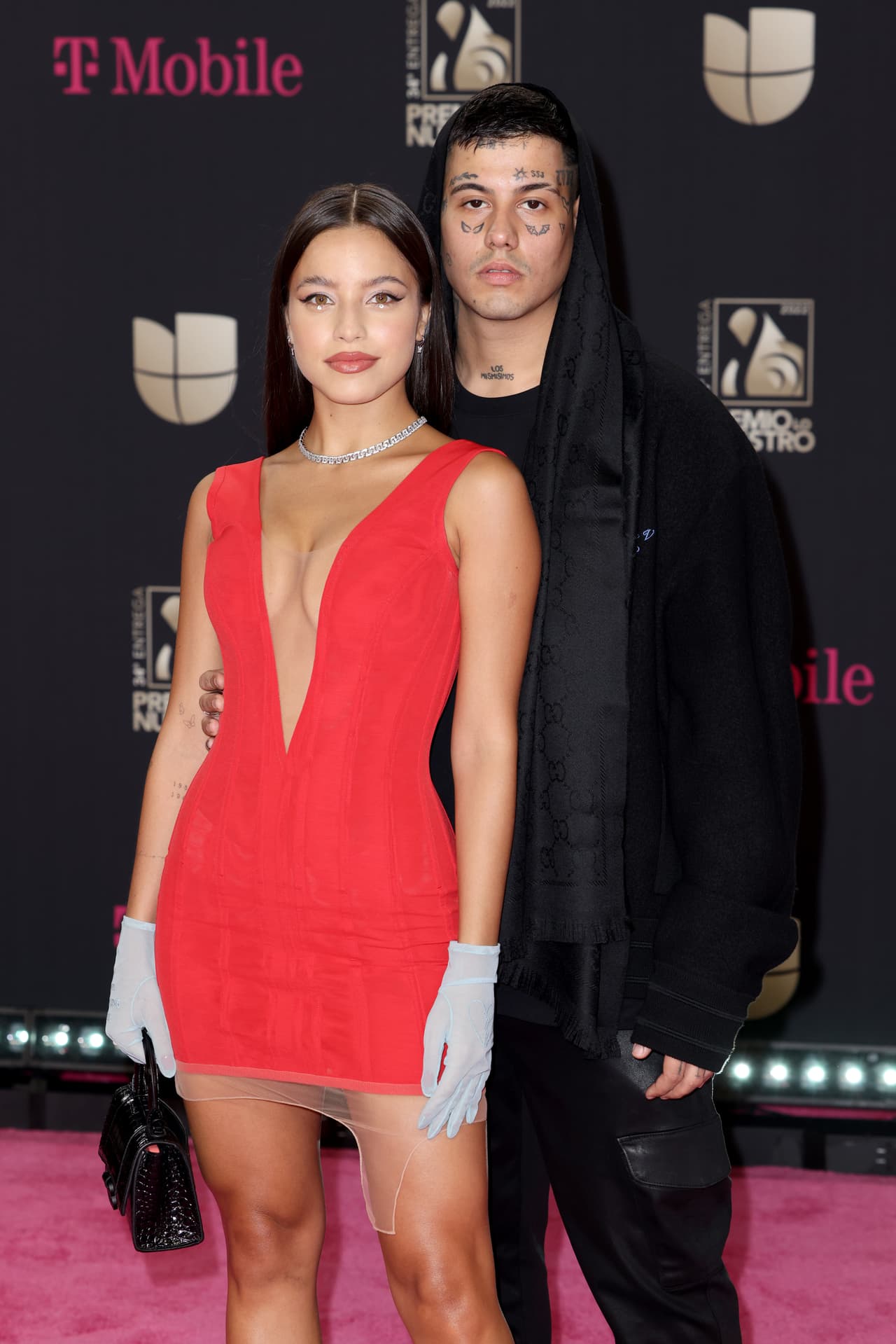 <b>Duki y Emilia Mernes </b>
<br>Con un vestido rojo, Emilia conquistó a sus seguidores a su llegada, esto acompañada de su pareja, el rapero Mauro Ezequiel, también conocido como Duki.