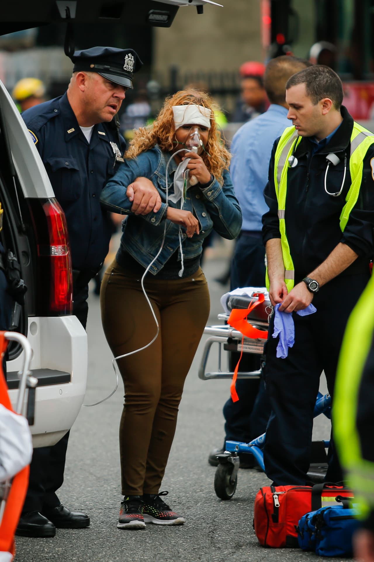 La estación fue evacuada y los heridos, muchos de ellos en condición crítica, fueron atendidos fuera antes de ser trasladados a hospitales cercanos.