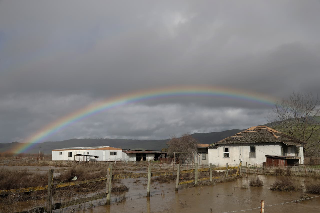 Luego de la tormenta, un arcoíris se ve sobre un paisaje inundado en Hollister, California.