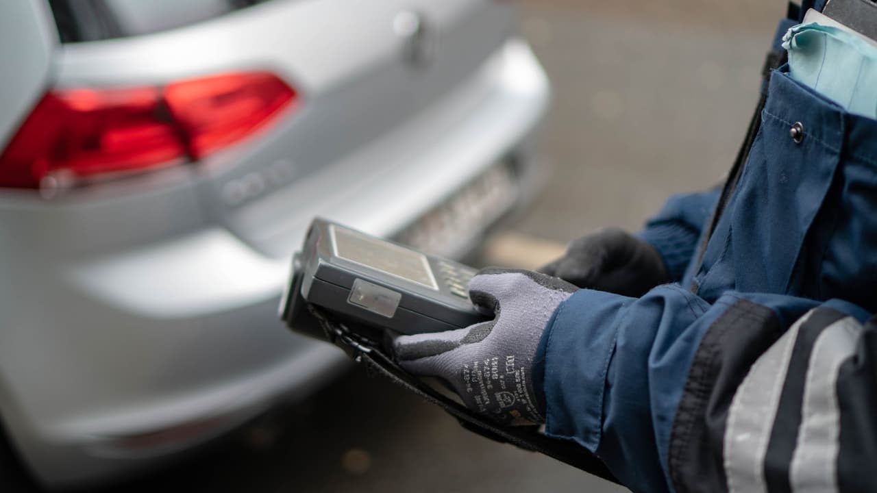 <h3 class="cms-H3-H3">Qué significa “Clase C” en términos simples 🔎</h3> En Texas, las infracciones Clase C son 
<b>las más comunes en tribunales municipales. </b>
<br>Incluyen muchas 
<b>multas de tránsito y violaciones a ordenanzas locales.</b> No implican cárcel como sanción inicial, pero sí 
<b>multas económicas que pueden acumular costos adicionales si no se atienden.</b> 
<br>Ignorar una citación puede generar un cargo adicional por no presentarse ante la corte
<b> y eventualmente una orden de arresto.</b> 
<br>👉🏻 También puede 
<b>afectar la licencia de conducir.</b> 
<br>El Departamento de Seguridad Pública de Texas advierte que 
<b>una persona puede enfrentar restricciones para renovar su licencia si no resolvió su caso</b> en la corte correspondiente. 
<br>💡 
<b>Un ejemplo sencillo: </b>Una persona recibe una multa por no registrar su vehículo a tiempo. Decide esperar, meses después intenta renovar su licencia y descubre que primero debe resolver la citación pendiente ante el tribunal municipal.