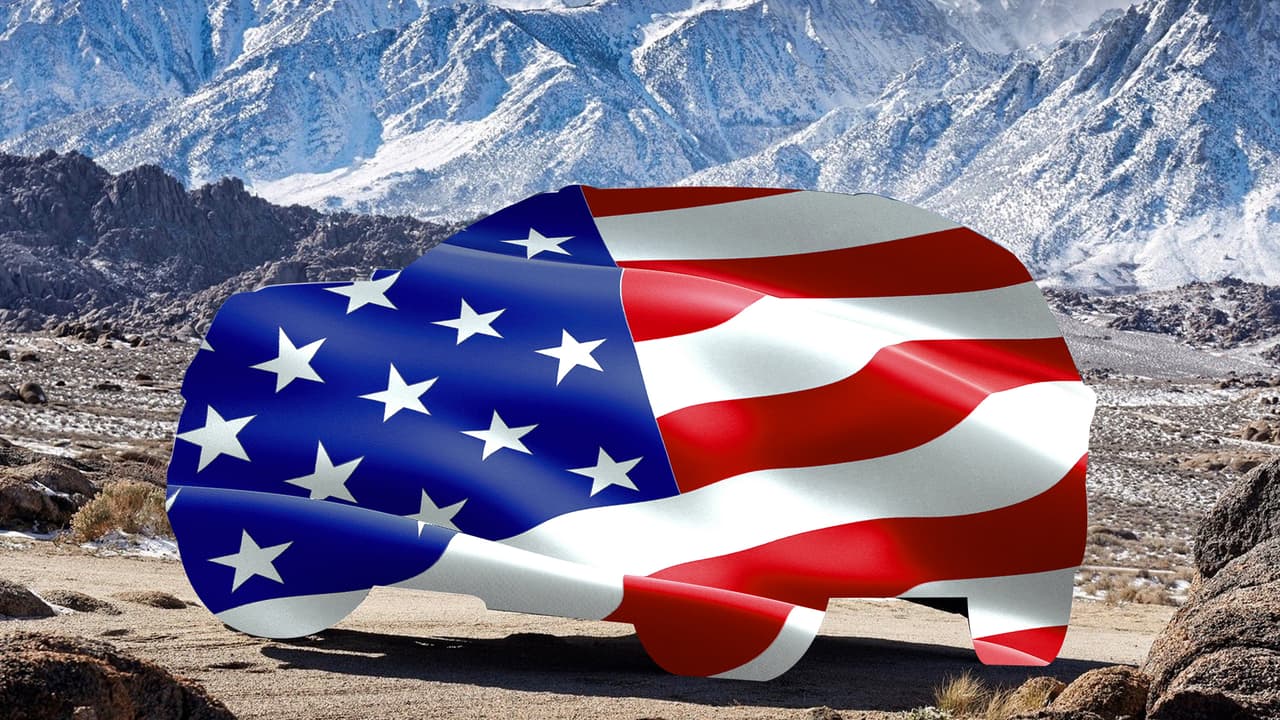 El panorama comercial globalizado de hoy en día, hace difícil precisar un criterio para definir la nacionalidad de un automóvil. Algo que puede ser udetalle importante en los momentos de nacionalismo exaltado que vivimos hoy en día. Proveedores en todos los confines del planeta fabrican motores, transmisiones y otros sistema que terminan siendo instalados en vehículos construidos a miles de millas de distancia y luego vendidos en otro lugar totalmente distinto. 
<br>
<br>Es por lo anterior que hay muchos criterios, ninguno de ellos totalmente satisfactorio, para determinar la nacionalidad de un vehículo. Entre ellos encontramos: el domicilio legal de su fabricante, el sitio donde es construido el vehículo, el lugar donde se llevaron a cabo las labores para su desarrollo y diseño, el lugar donde se invirtió en capital destinado para su desarrollo, el lugar donde fue construido su motor y finalmente, el lugar donde fue construida su transmisión.
<br>
<br>La escuela de estudios comerciales Kogod de la American University, en Washington, DC, lleva a cabo un 
<a href="https://www.american.edu/kogod/research/autoindex/2018-autoindex.cfm" target="_blank">estudio</a> anual para determinar cuán estadounidenses son los vehículos vendidos en Estados Unidos. El estudio toma en cuenta los siete criterio explicados arriba y le calcula un coeficiente de grado de componente local para cada vehículo.
<br>
<br>Conoce cuales son los 15 modelos más estadounidenses disponibles en Estados Unidos en 2018.