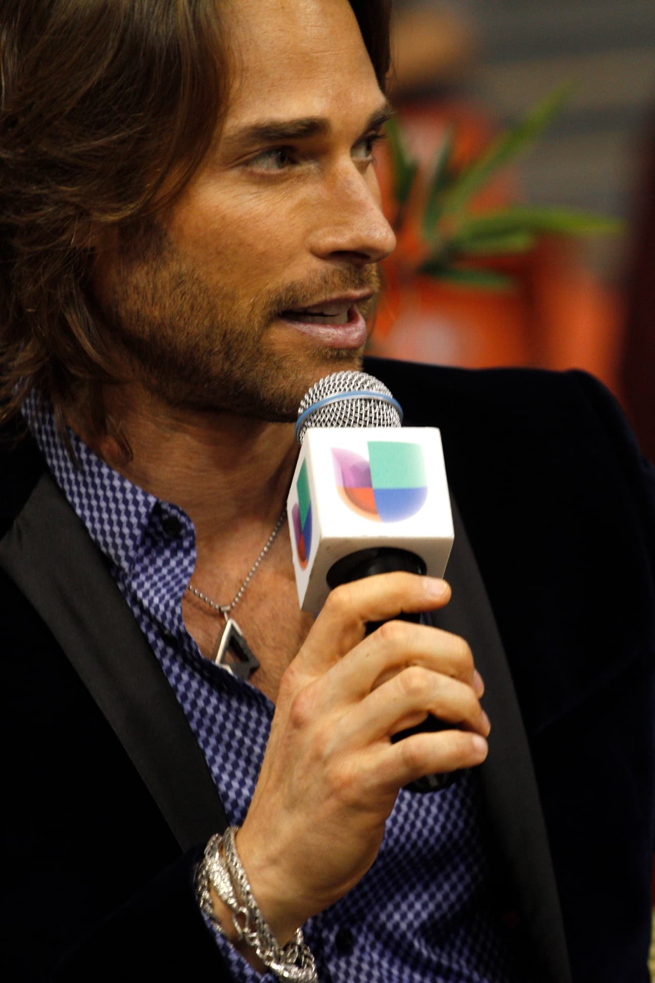 El actor de origen argentino se veía guapísimo y conquistó con su personalidad y carisma.