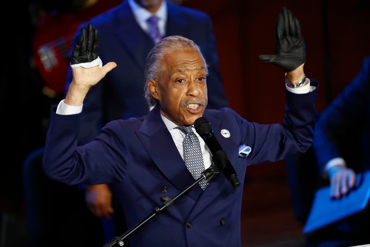 El reverendo Al Sharpton, un importante activista por los derechos civiles dio un emotivo discurso sobre Floyd, quien falleció a los 46 años. “Era un ser humano. Tenía una familia, tenía sueños, tenía esperanzas”, dijo Sharpton.