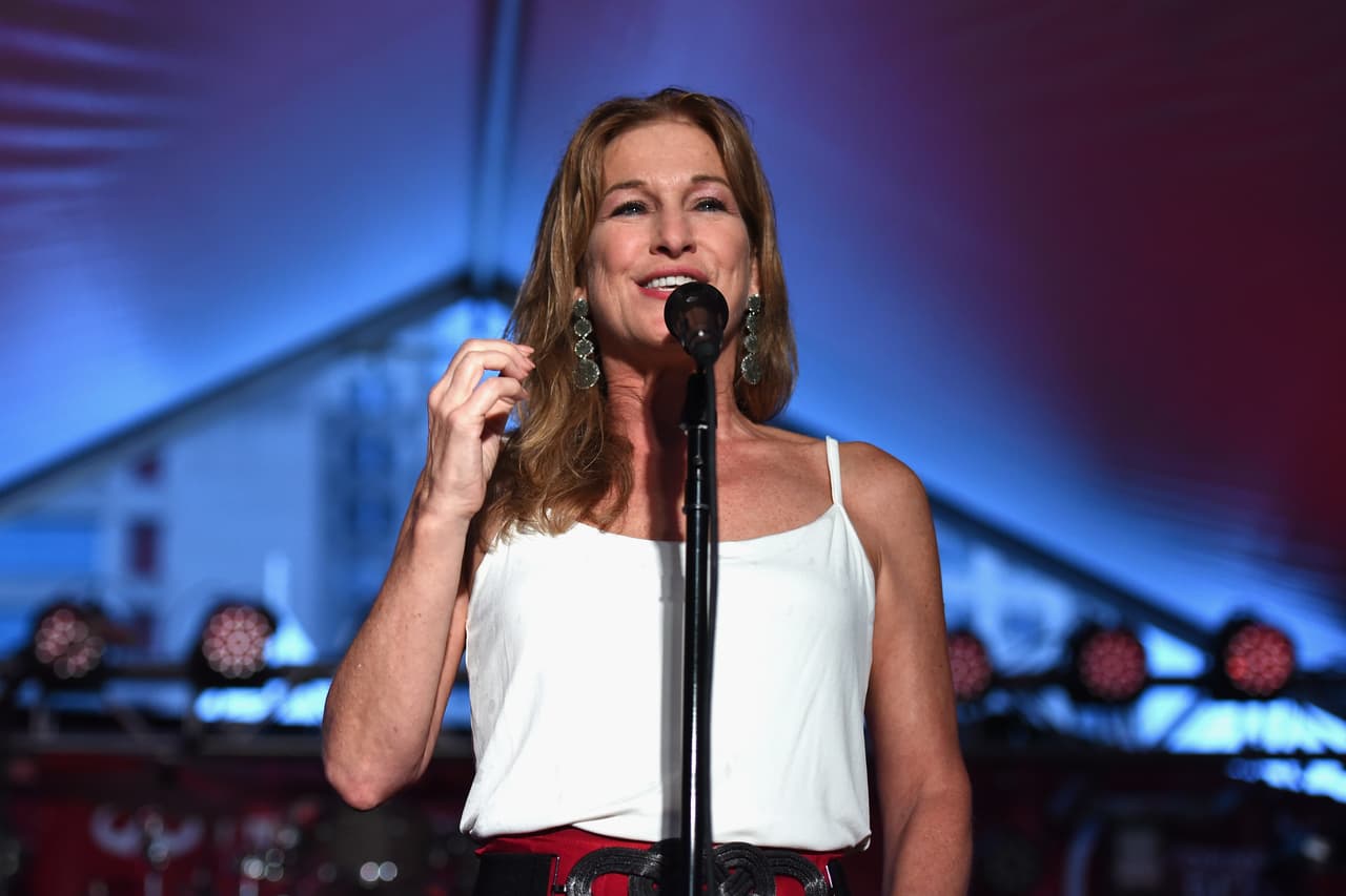 "Fue colocada en baja administrativa solo después de que ofreció su salida de la institución y pidió una compensación de 
<b>22 millones de dólares</b> de la Academia, la cual es una organización sin fines de lucro", declaró a CNN la Academia Nacional de Artes y Ciencias de la Grabación.