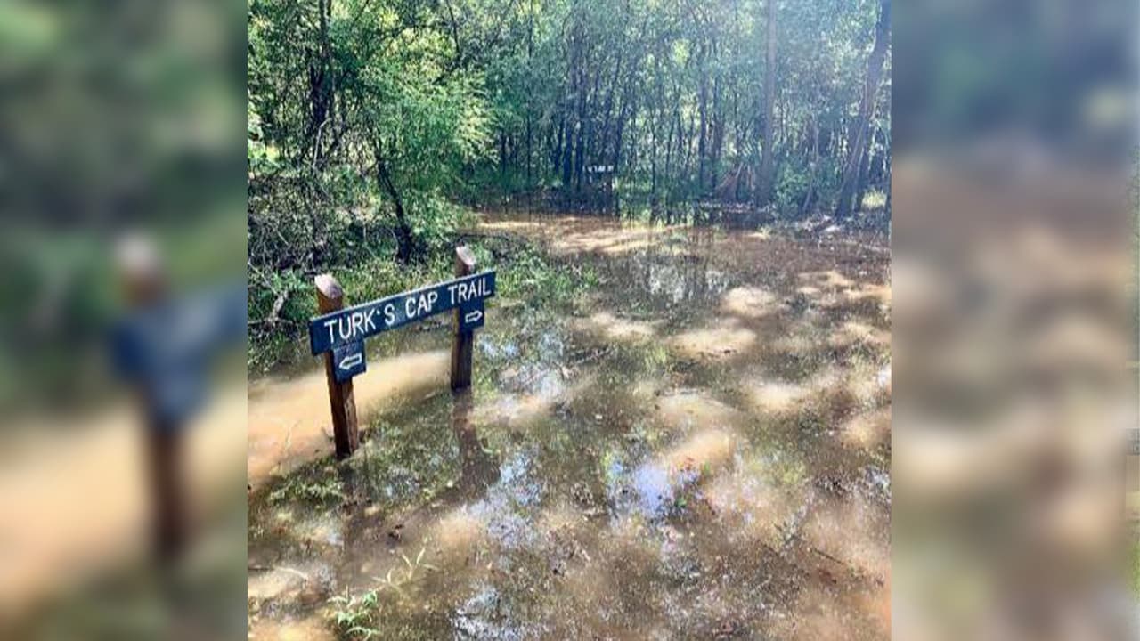 El 
<a href="https://www.brazoriacountytx.gov/home" target="_blank">condado Brazoria</a> insta a las personas que si necesitan ayuda para ser evacuado, llame al 911 o al (979) 864-2390.