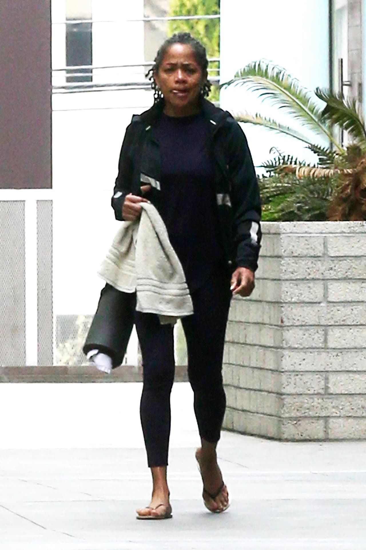 Así que andar en chanclas, con rastas y 'piercing' en la nariz no ha sido razón para que la rechacen.