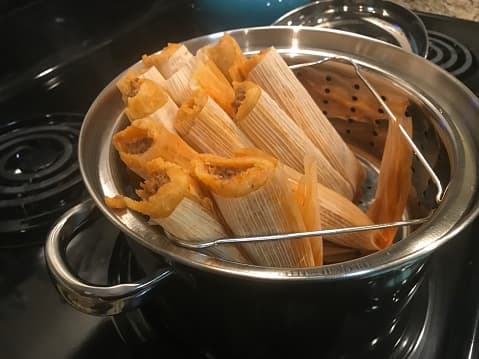 Debido a eso, la Oficina del Patrimonio Mundial de la Ciudad de San Antonio presentó el Instituto Tamal 2020 de la Ciudad Creativa de la Gastronomía de la UNESCO de San Antonio y presentó
<b> 6 datos curisos que debes conocer del tamal y su relación con Texas. </b>