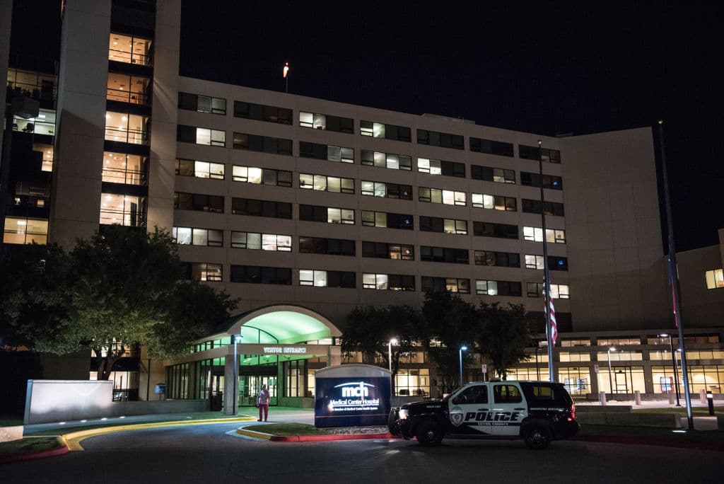 Otros dos policías también resultaron heridos en el tiroteo. Las autoridades informaron que
<b>el policía estatal se encontraba grave pero estable, mientras los otros dos oficiales estaban estables. </b>