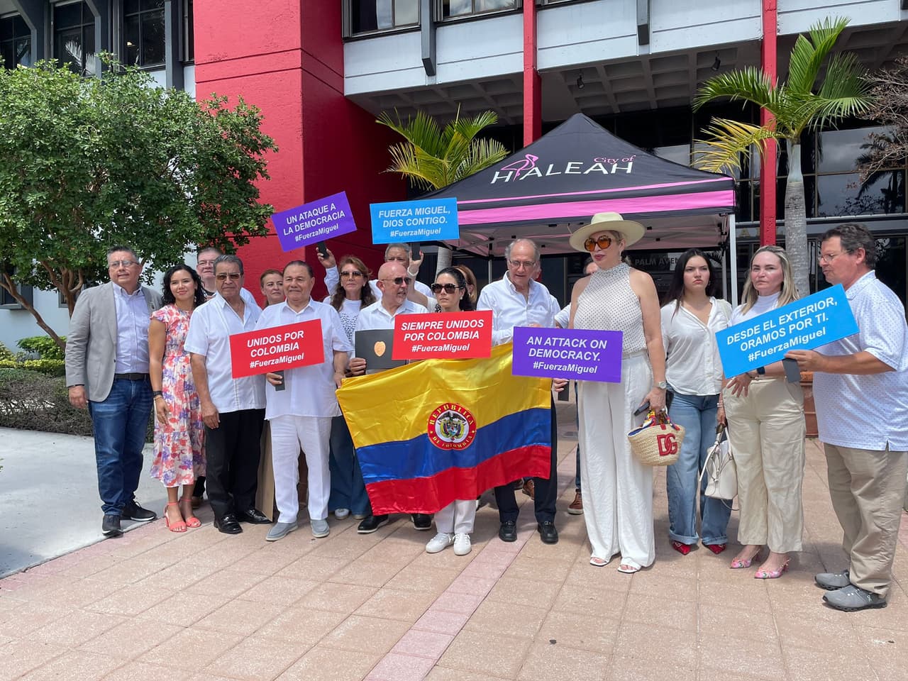 En Hialeah, se congregaron miembros de la comunidad colombiana para expresar su respaldo a 
<a href="https://www.univision.com/noticias/america-latina/precandidato-presidencial-colombiano-sufre-atentado-en-bogota" target="_blank">Miguel Uribe Turbay, candidato presidencial colombiano que sufrió un atentado en Bogotá</a>.