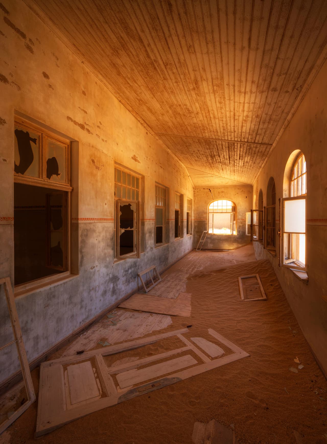 Hospitales antes usados ahora son sólo lugares donde habita la arena.