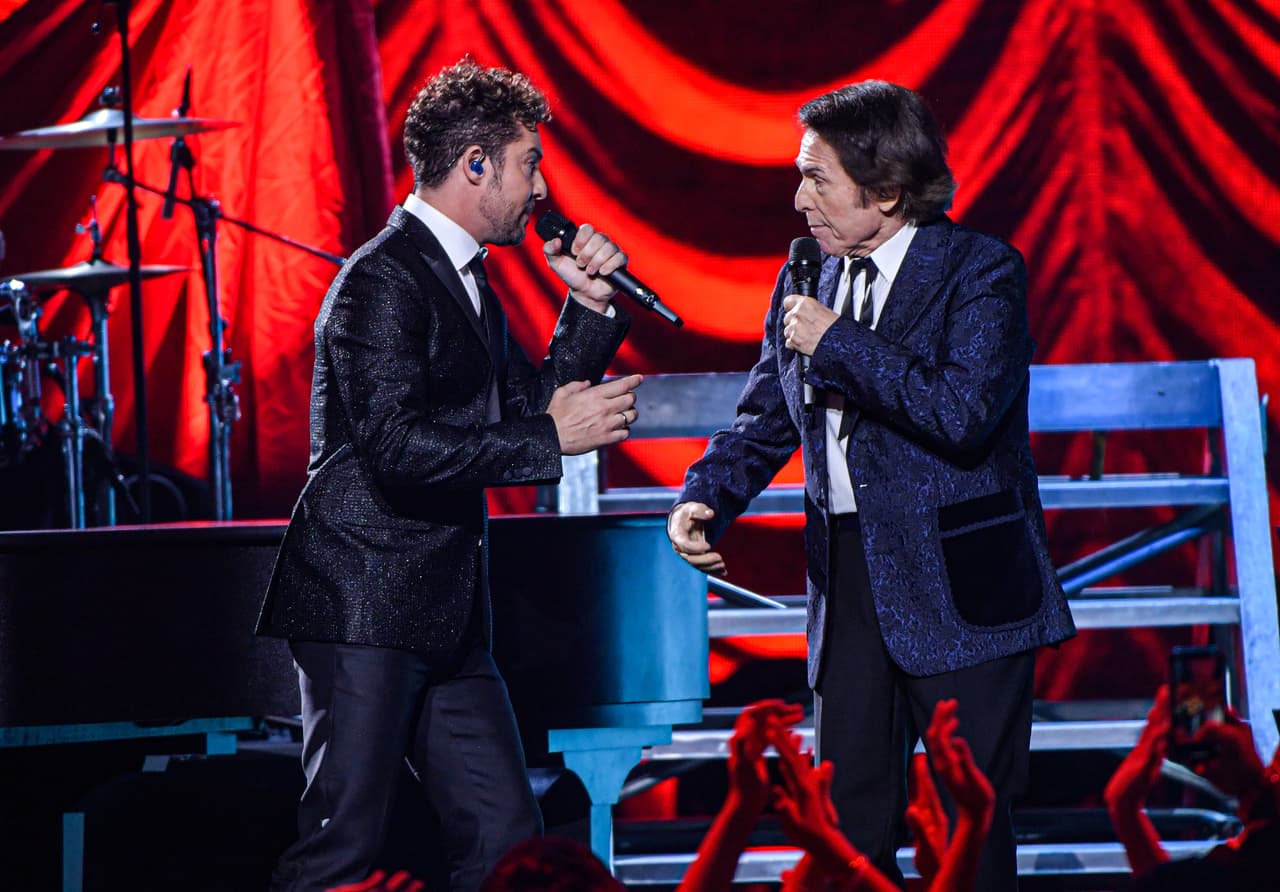 Finalmente llegaba al escenario el ganador del 
<b><a href="https://www.univision.com/shows/premio-lo-nuestro/raphael-gloria-trevi-y-david-bisbal-armaron-un-escandalo-sobre-el-escenario-de-premio-lo-nuestro-video">Premio a la Excelencia, Raphael</a></b>, quien cantó al lado de 
<b>David Bisbal</b> el tema 'Qué sabe nadie'.