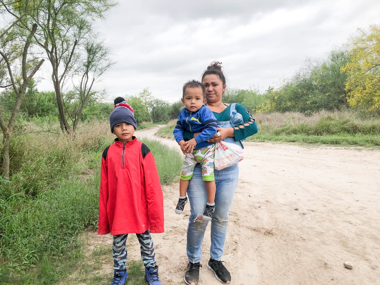 Susely Álvarez tiene 27 años, es de Escuintla (Guatemala) y cruzó la frontera con sus dos hijos Alexander y Justin. La mujer asegura huir de la violencia de género y quiere buscar un tratamiento para su hijo mayor que padece de autismo. Mientras esperan a la Patrulla Fronteriza, el niño se impacienta. “Quiero ir a casa”, le dice a su mamá.