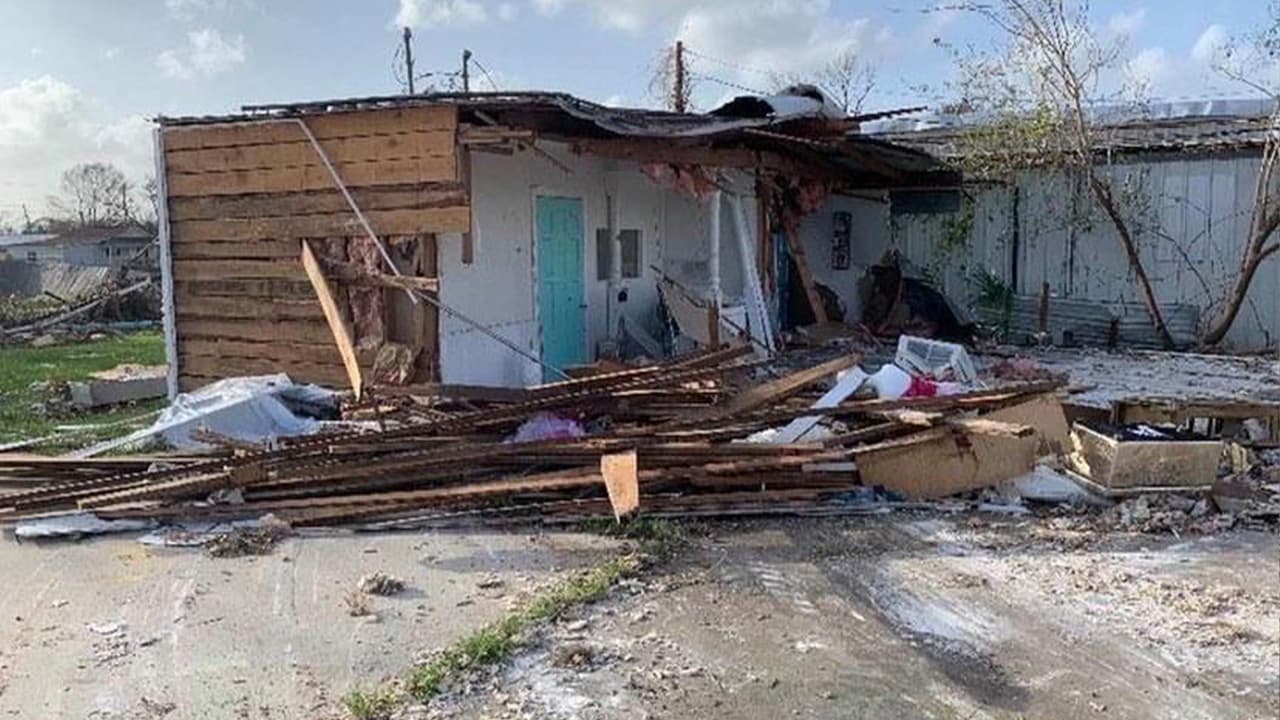 "No tenemos electricidad, ni agua para bañarse o tomar" expresó, quien además dijo que muchas de las personas usan toallitas de 
<a href="https://www.univision.com/temas/bebes">bebés</a> para poderse bañar.