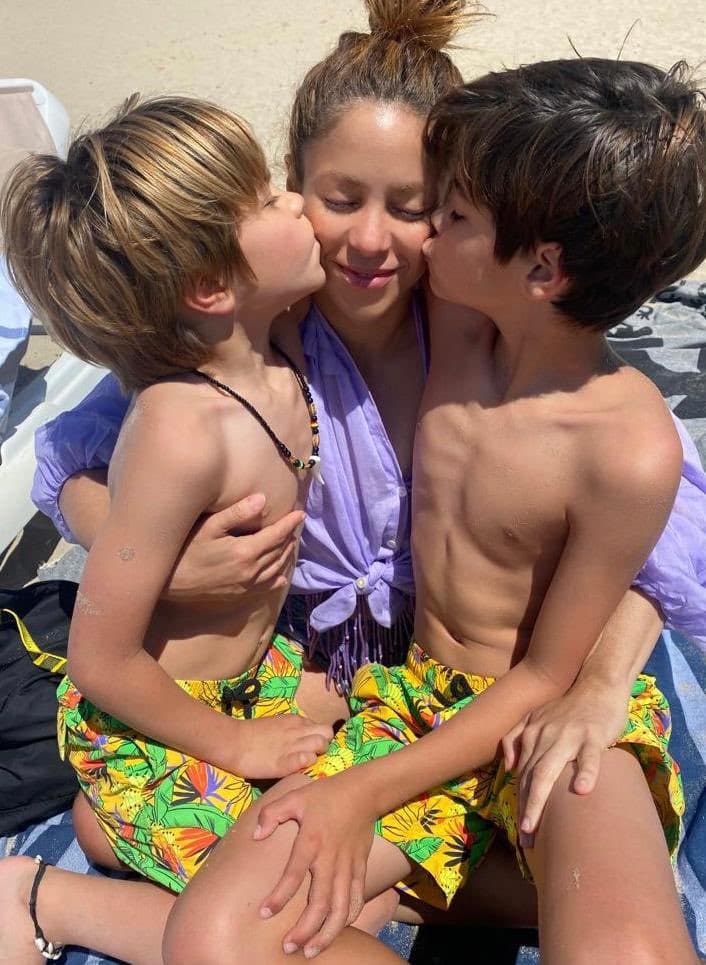 Por su parte, Shakira se estaría preparando para dejar España, ya que, a decir de las periodistas Lorena Vázquez y Laura Fa, se mudará con sus hijos a Miami entre el 7 u 8 de enero de 2023. 
<br>