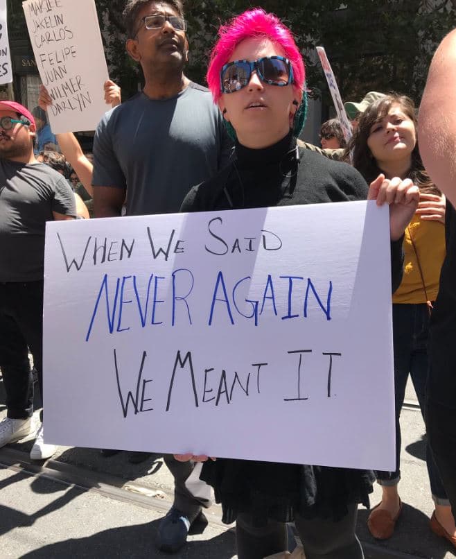 Organizaciones como 
<a href="https://act.moveon.org/event/close-camps-now_attend/search/" target="_blank">MoveOn</a> motivaron a los manifestantes a reunirse fuera de las oficinas de varios senadores y representantes de los Estados Unidos para exigirles que cierren los centros de detención.
<br>