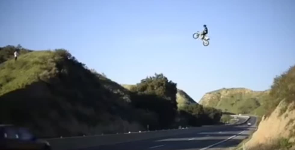 Buscan a este motociclista por saltar sobre la autopista 60 en California 