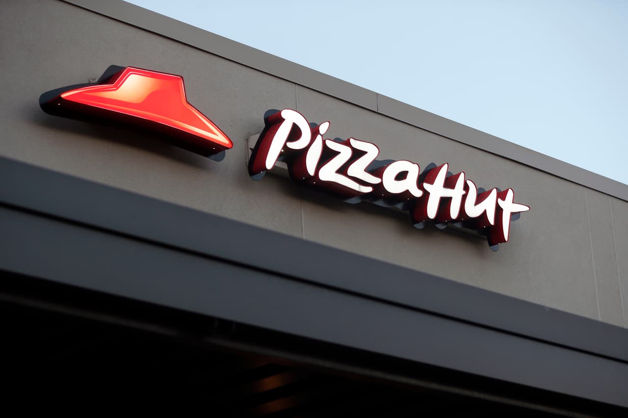 Pizza Hut aplicará la misma medida de atender por el autoservicio o entregas a domicilios aunque solo en los estados que sus gobiernos han impuesto la medida.