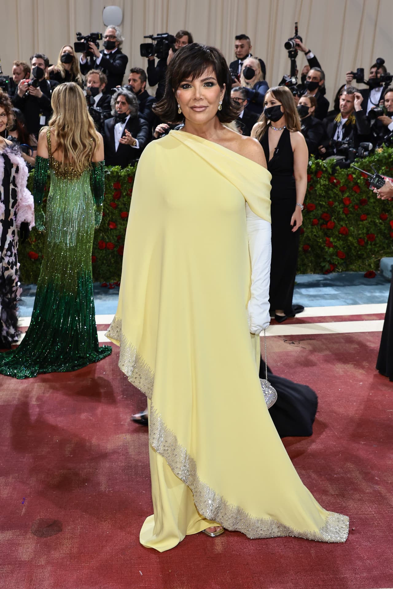 Por primera vez, todo el clan Kardashian desfiló por la alfombra roja de la Met Gala. La matriarca, 
<b>Kris Jenner</b>, lo hizo con un vestido amarillo de Oscar de la Renta y un peinado que recordó a la ex primera dama Jackie Kennedy.