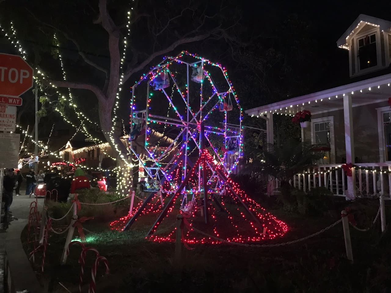 Esta fiesta de luces está en la ciudad de Torrance en el # 23254 Robert Road y calles aledañas
