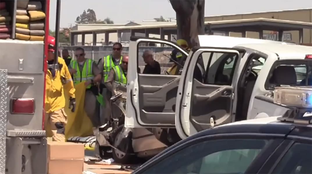El carro en el cual viajaba la familia hispana estaba ubicado sobre el área de emergencias de la autopista cuando fue impactado por otro vehículo, cuyo conductor dijo haberse quedado dormido detrás del volante. María Briseño, la madre de los menores sobrevivió.