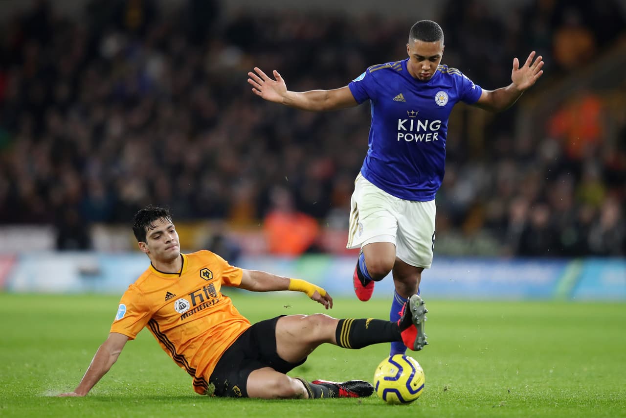 Antes de los 10 minutos de juego, Raúl Jiménez sufrió un golpe en el cuello que lo tiró un instante. Afortunadamente no fue de peligro.