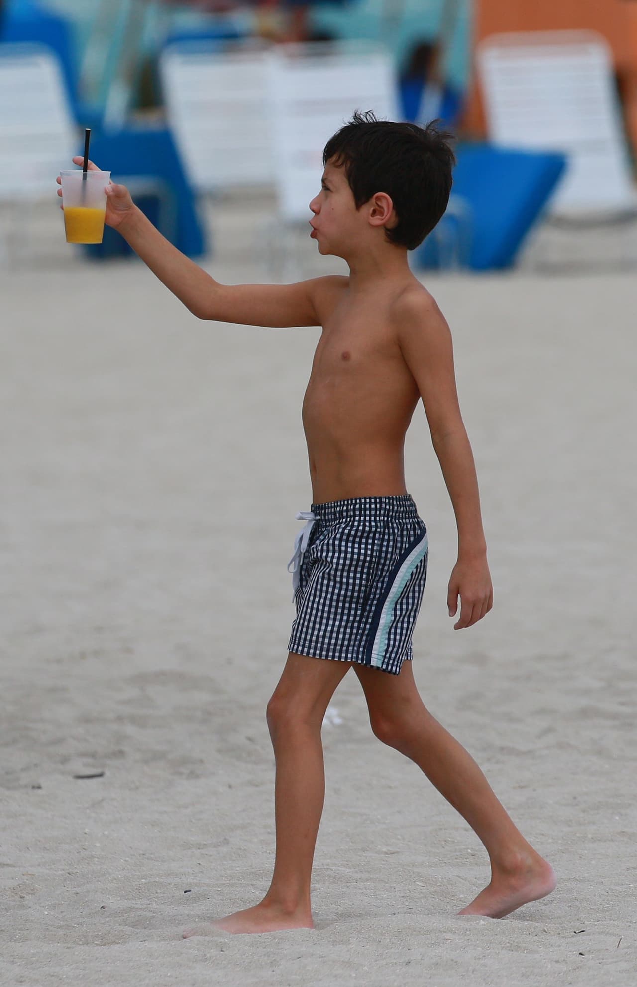 Y los mellizos fueron a divertirse derechito a la playa.