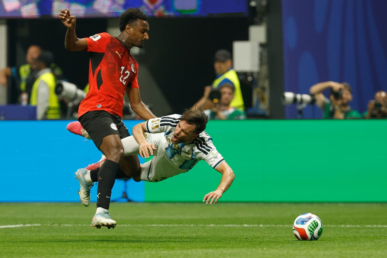 Haissem Hassan (12) de Egipto comete falta sobre Nicolás Tagliafico (3) de Argentina durante el partido de octavos de final de la Copa Mundial entre Argentina y Egipto en Atlanta, el martes 7 de julio de 2026. (Foto AP/Erik S. Lesser)