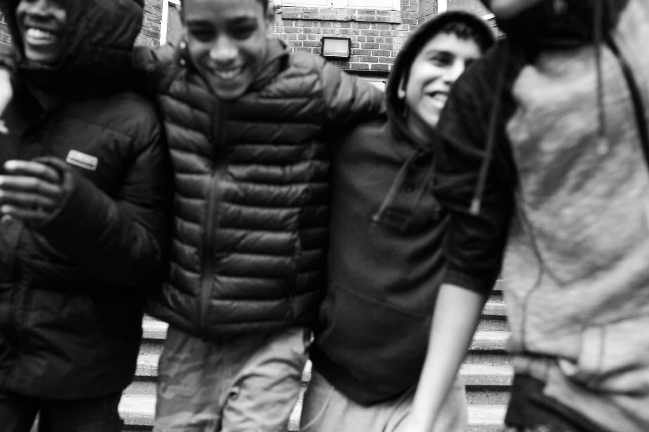 Cole Jeffers, Chavi Leon, Marco Vásquez y Edwin Amaro bajan por la entrada de una construcción del sur del Bronx, Nueva York, el 17 Feb 2016.