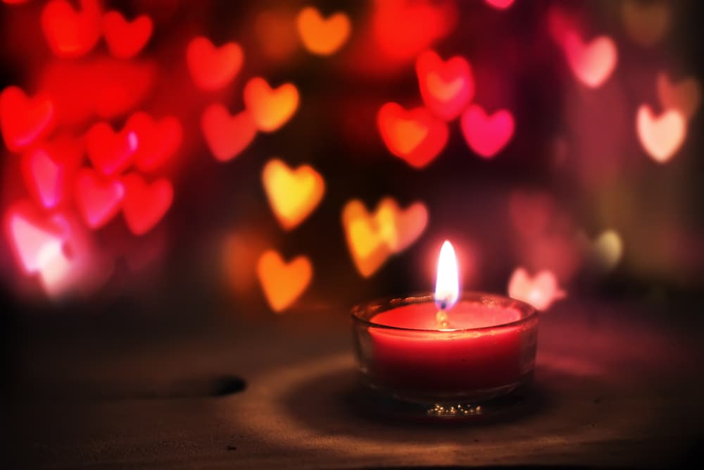 A continuación te mostramos un ritual simple con velas y otros ingredientes básicos que puedes poner en práctia si entre tus mayores deseos es encontrar o mantener viva la llama del amor y vivir felizmente en pareja. Mira qué necesitas.