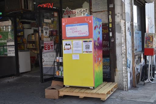 Elmhurst Community Fridge 2, fundada por tres profesionales escolares locales, en la esquina de 77th Street y Woodside Avenue en Elmhurst, Queens.
