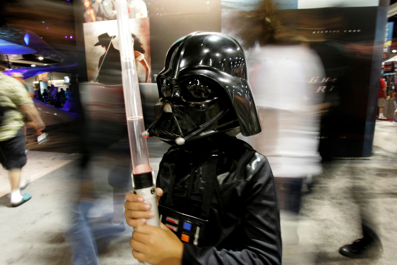 <b>Star Wars</b>
<br>Cuando se trata de disfraces esta saga tiene mucha tela de dónde cortar. Darth Vader, Yoda o el peludo Chewbaca y la princesa Amidala son sólo cuatro de los muchos ejemplos de los mundos ficticios recreados en las entregas de James Cameron y J.J. Abrahams. 
<br>
<br>
<b>Algunos básicos para el disfraz:</b> lo más sencillo es conseguir una máscara de algún personaje emblemático. 
<br>
<br>
<b>De venta en:</b>
<br>
<b><a href="https://www.disneystore.com/clothes/costume-shop/mn/1000395/">Disney Costume Store</a></b>