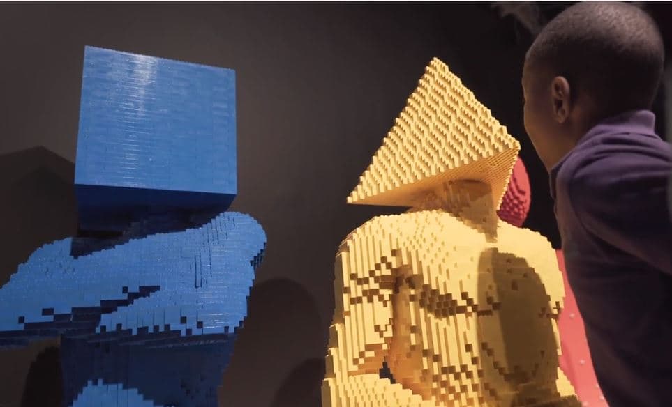 El paraíso de LEGO ha fascinado a los más pequeños quienes expanden su imaginación y no ocultan su asombro ante las obras construidas con sus juguetes.