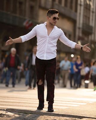 El mayorcito de este grupo, que se enfrenta para llevarse el premio Regional Roots 2.0, es 
<b>'El Bebeto'</b>, cuyo nombre real es 
<b>Carlos Alberto García Villanueva</b>.