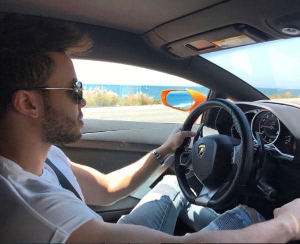 Al cantante de 28 años se le puede ver manejando su 
<b>Ferrari o Lamborghini.</b>