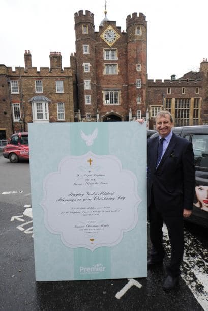 El principito George llegó con sus padres, Príncipe William y Catherine, Duquesa de Cambridge, para su bautizo en St. James's Palace este 23 de octubre de 2013. El bebe tenía un traje elaborado en satín, réplica de uno que se usó para el bautizo de la hija mayor de la Reina Victoria en 1841. Estaban presentes, entre otros, la Reina Isabel y el príncipe Felipe. El Arzobispo de Canterbury, Most Rev. Justin Welby, recibió a los visitantes a la entrada de la iglesia. El bebé tendrá siete padrinos, entre ellos Zara Tindall, hija de la princesa Ana; Oliver Baker, amigo de la universidad de William y Catherine; Emilia Jardine-Paterson, que fue a la escuela con Catherine, y William van Cutsem, amigo de la infancia de William.