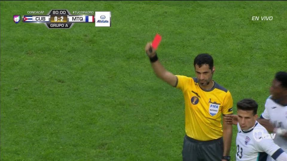 ¡Tarjeta Roja! Erick Rizo recibe la segunda amarilla y se va del juego