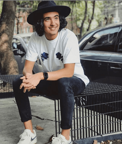 Con 16 años, Sebastián Poza ha hecho realidad su sueño de convertirse en cantante y actor. Actualmente forma parte del elenco ‘Soltero con hijos’ donde por primera vez comparte créditos con su mamá, Mayrín Villanueva. 
<br>