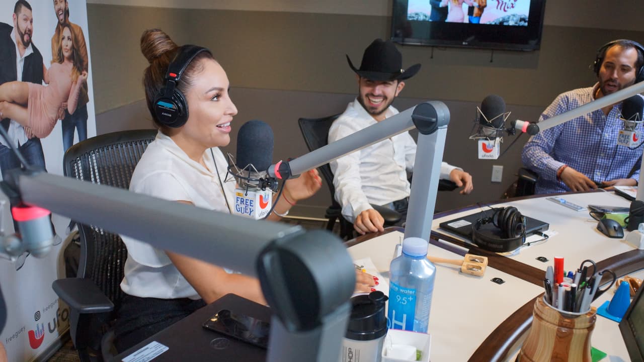 Joss Favela llegó con guitarra en mano a la cabina del Free-guey show y nos deleitó con su música.