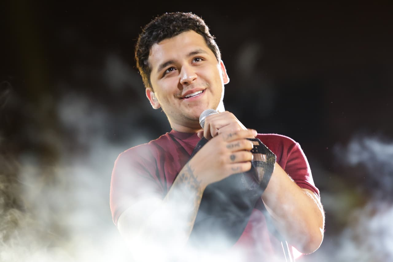 Christian Nodal arribó al escenario de Premios Juventud para ensayar el número musical que ofrecerá el día de la premiación.