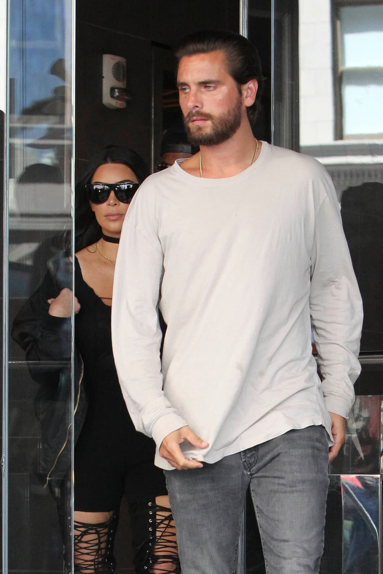 Kim no estaba sola, la acompañaba el ex de su hermana Kourtney, Scott Disick.