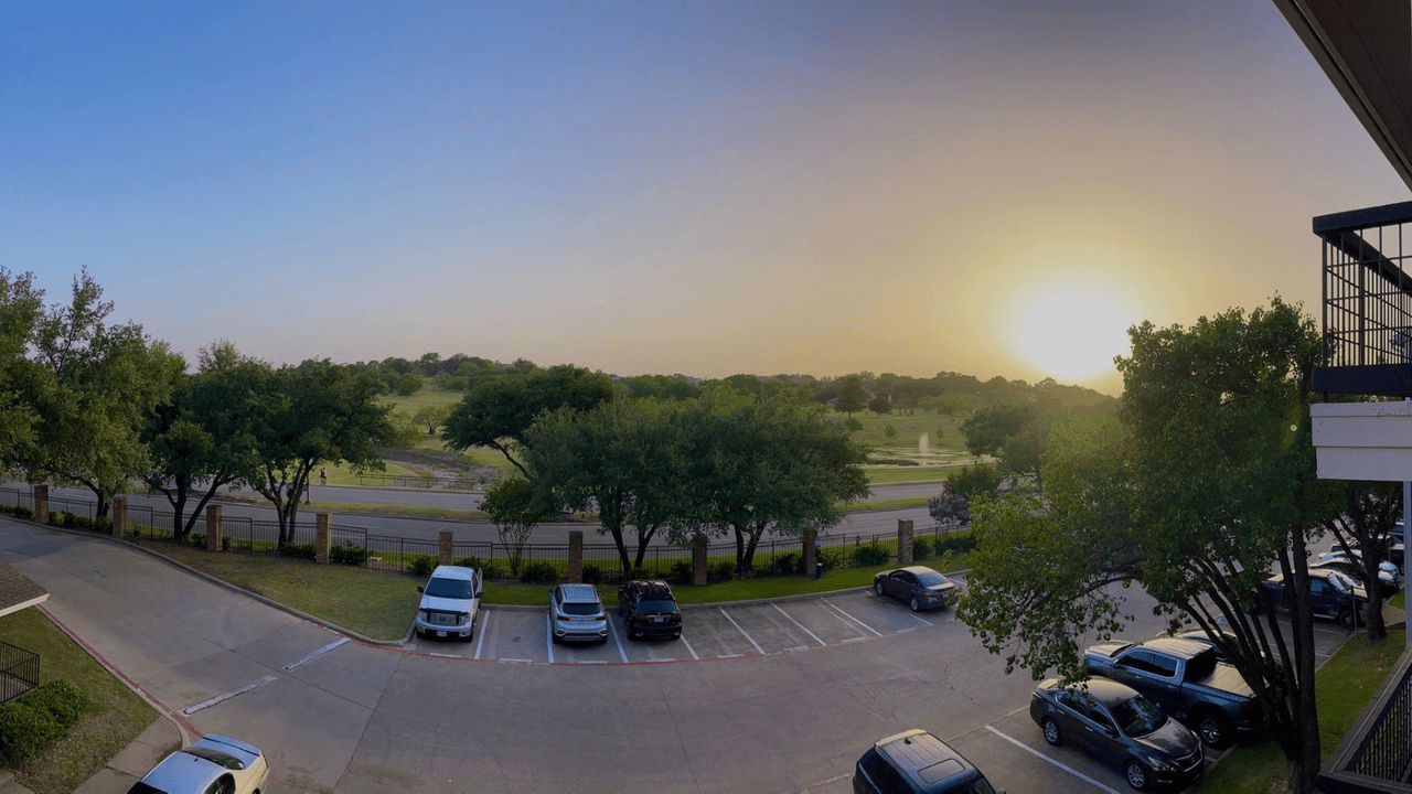 El atardecer se vio más grande y colorido de lo usual en algunos puntos de la ciudad.
<br>
<br>📍 Irving, Texas