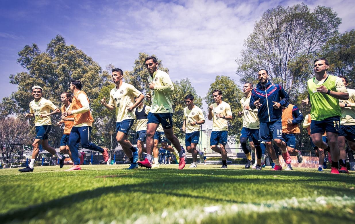 Jugadores del América trotan en un entrenamiento en Coapa antes del arranque del Guard1anes 2020 BBVA MX.