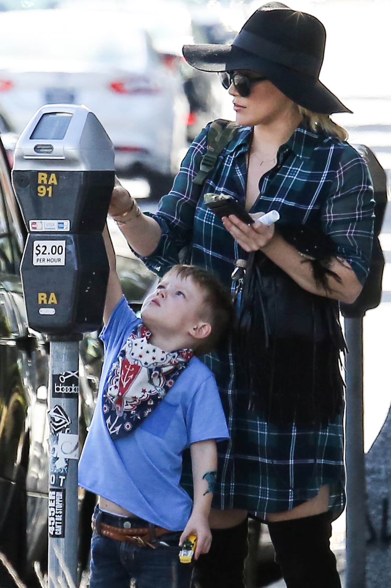 Luca hasta ayudó a pagar el parqueo.