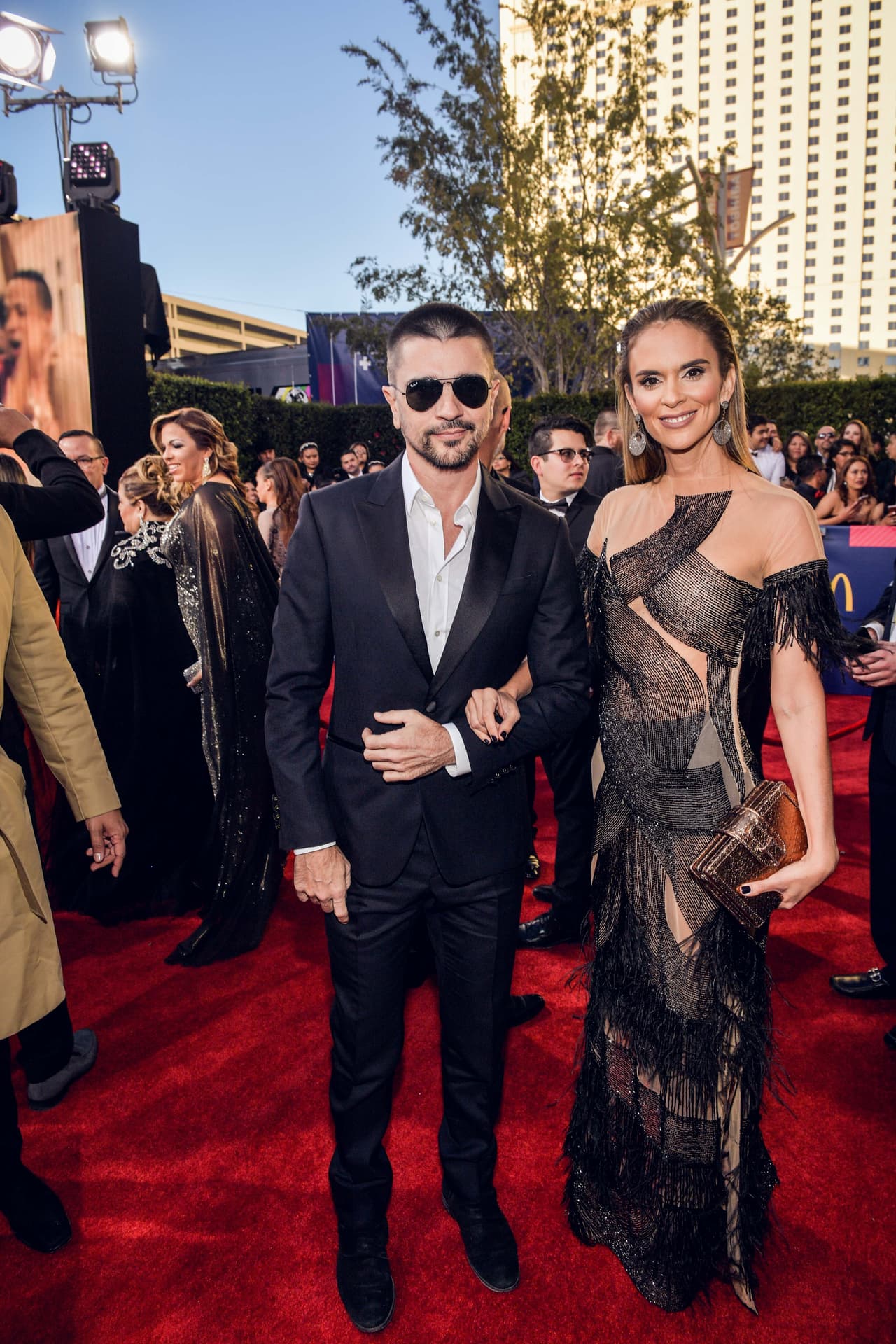 Juanes y Karen Martínez también pasearon su amor por la alfombra.