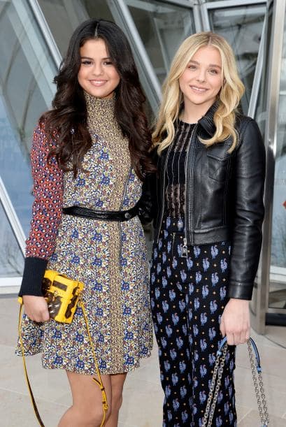 El bolso tipo cartera de Selena destacó por su color llamativo.